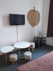 Zimmer mit einem Tisch, 2 Stühlen und einem TV in der Unterkunft Infinity in Třebíč