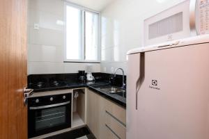 eine kleine Küche mit Kühlschrank und Spüle in der Unterkunft 2 quartos em Copacabana c/ Vista Mar | PJ 135/808 in Rio de Janeiro