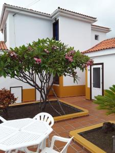 eine Terrasse mit einem Tisch und Stühlen vor einem Haus in der Unterkunft Casita La Finca II in Breña Baja