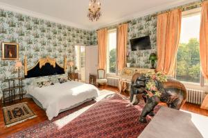 um quarto com uma cama e um elefante dentro em La Rebière d'Or, B&B et Gîte em Mouleydier