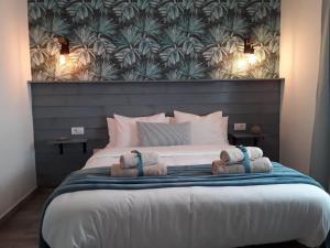 下布雷尼亚Casita La Finca I的一间卧室，有一张大床，床上有毛巾