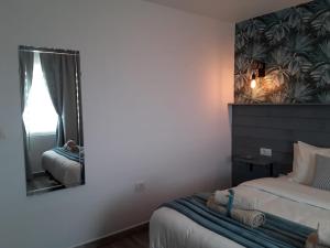 下布雷尼亚Casita La Finca I的带床和镜子的卧室 更多21张照片