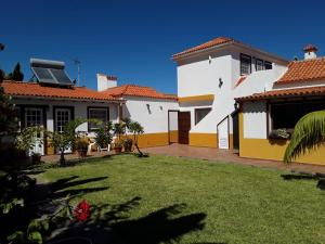 下布雷尼亚Casita La Finca I的带院子的房子的景色
