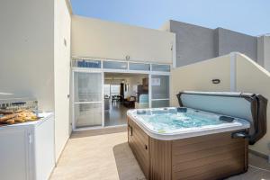 Fotografie z fotogalerie ubytování Summer Breeze Penthouse with private Hot Tub & terrace with panoramic views, by Getawaysmalta v destinaci Mellieħa