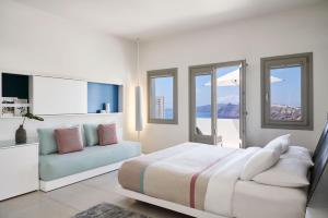Katil atau katil-katil dalam bilik di Alti Santorini Suites - Caldera View +37 gambar