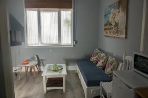 - un petit salon avec un canapé et une table dans l'établissement O SOLPOR, à Cariño