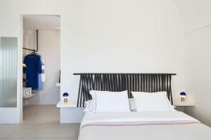 Letto o letti in una camera di Alti Santorini Suites - Caldera View