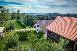 een luchtzicht op een huis met een rood dak bij Gasthaus Freihof 
