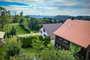 widok z góry na dom z czerwonym dachem w obiekcie Gasthaus Freihof 