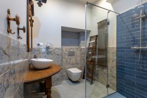 a bathroom with a sink and a toilet and a shower at Aparthotel Zakątna B&B in Tarnów