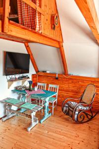 a room with a desk and a table and chairs at Aqua Faház in Mesteri