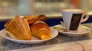 un piatto di pane e una tazza di caffè sul tavolo di Il Cavalier Veggiani B&B a Mercato Saraceno