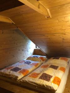 Postel nebo postele na pokoji v ubytování Sruby Haida