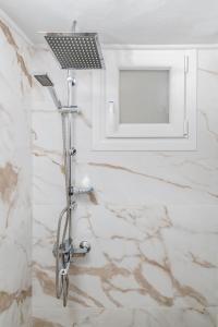 um chuveiro na casa de banho com mármore branco em Central Green Studio em Heraclião