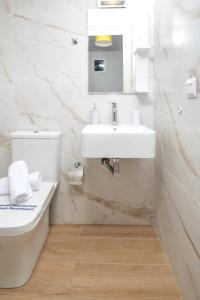 A bathroom at Central Green Studio Még 8 kép