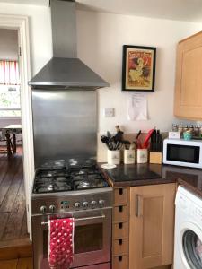 a kitchen with a stove top oven in a kitchen at 3 Bedroom 2 Bathrooms Apartment in Central Penzance in Penzance