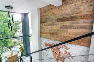 Pokój ze ścianą z drewna regenerowanego w obiekcie Aparthotel Zakątna B&B w Tarnowie