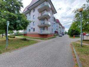 un edificio al lado de una calle en GS Apartament Olsztyn, en Olsztyn