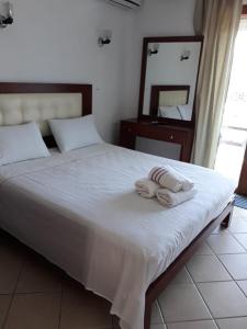 een slaapkamer met een bed met twee handdoeken erop bij Studio avec piscine Cabo Dream à Cabo négro in Cabo Negro