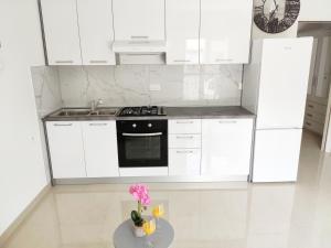 Küche/Küchenzeile in der Unterkunft White Studio Apartman