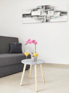 Ein Sitzbereich in der Unterkunft White Studio Apartman