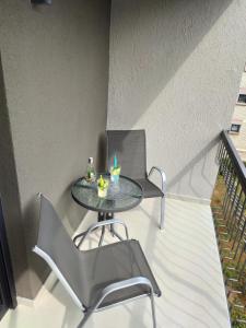 Ein Balkon oder eine Terrasse in der Unterkunft White Studio Apartman