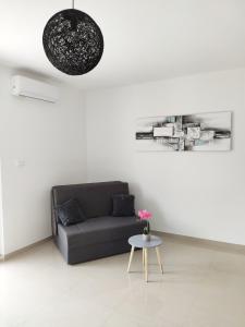 Ein Sitzbereich in der Unterkunft White Studio Apartman