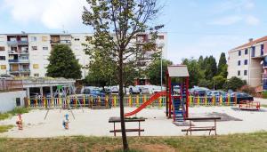 ein Park mit einem Spielplatz mit Rutsche in der Unterkunft White Studio Apartman in Pula