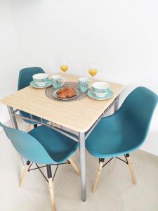 einen Tisch mit 2 Stühlen und einem Teller mit Essen in der Unterkunft White Studio Apartman in Pula + 8 Fotos