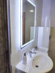 Ein Badezimmer in der Unterkunft White Studio Apartman