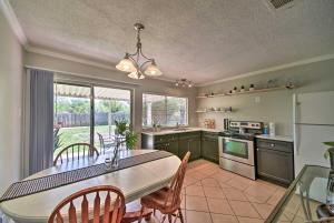 La cuisine est équipée d'une table, de chaises et d'un réfrigérateur. dans l'établissement Cozy San Antonio Family Home 3 Mi to Lackland AFB, à San Antonio