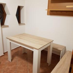 una mesa de madera y un banco en una habitación en Gasthaus Kristall en Salzwedel