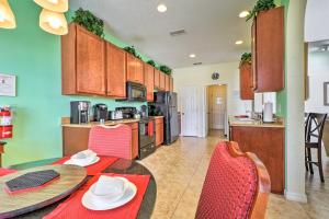 una cucina e una sala da pranzo con tavolo e sedie di Colorful Family Villa with Game Room, 8 Mi to Disney a Kissimmee