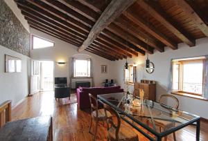 - un salon avec une table et un canapé dans l'établissement Casa Marsilva - holiday apartment with roof terrace, near the lake, à Toscolano Maderno