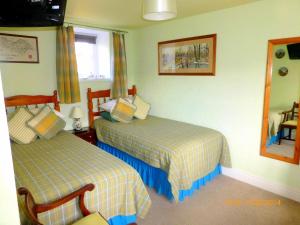 um quarto de hotel com duas camas e uma janela em Hazels Roost B&B em Bainbridge