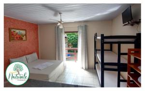 Pousada Naturale في ترينيداد: غرفة صغيرة مع سرير وسرير بطابقين