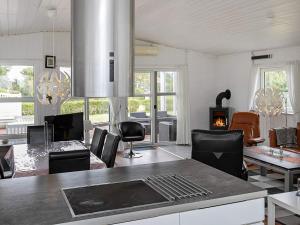 Fjand Gårdeにある6 person holiday home in Ulfborgのキッチン、リビングルーム(テーブル、椅子付)