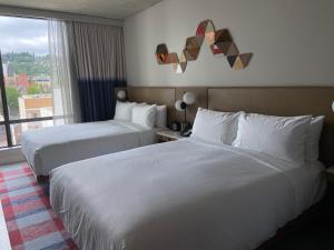 Postel nebo postele na pokoji v ubytování Hyatt Centric Downtown Portland