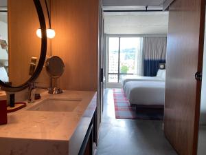 Postel nebo postele na pokoji v ubytování Hyatt Centric Downtown Portland
