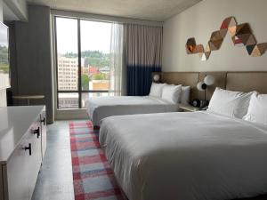 Postel nebo postele na pokoji v ubytování Hyatt Centric Downtown Portland