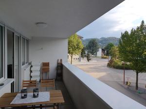 - Balcón con mesa y sillas en un edificio en Ferienwohnung Anjele, en Höchst