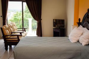 Säng eller sängar i ett rum på Vista Los Volcanes Hotel y Restaurante