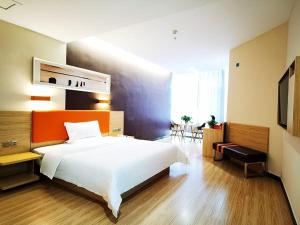 Tempat tidur dalam kamar di 7Days Premium Ordos City Government Branch