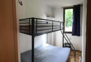 a bunk bed in a room with a window at Apartamento 3 habitaciones en Pla de la Ermita - Aut in Pla de l'Ermita