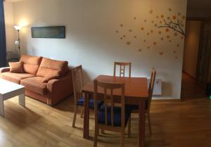 un soggiorno con tavolo, sedie e divano di Apartamento 3 habitaciones en Pla de la Ermita - Aut a Pla de l'Ermita