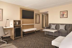 Гостиная зона в Wyndham Garden Conference Center Champaign - Urbana