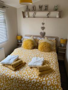 a bedroom with a bed with towels on it at Pack and go holidays in Ingoldmells
