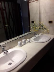 baño con 2 lavabos y espejo grande en Casa NUPI, en SantʼAlessio Siculo