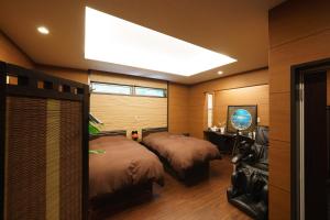 um quarto com 2 camas e uma grande clarabóia em Kakureyado Fujikawaguchiko em Fujikawaguchiko