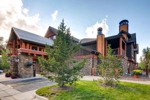 una casa con un árbol delante de ella en BlueSky Breckenridge, en Breckenridge